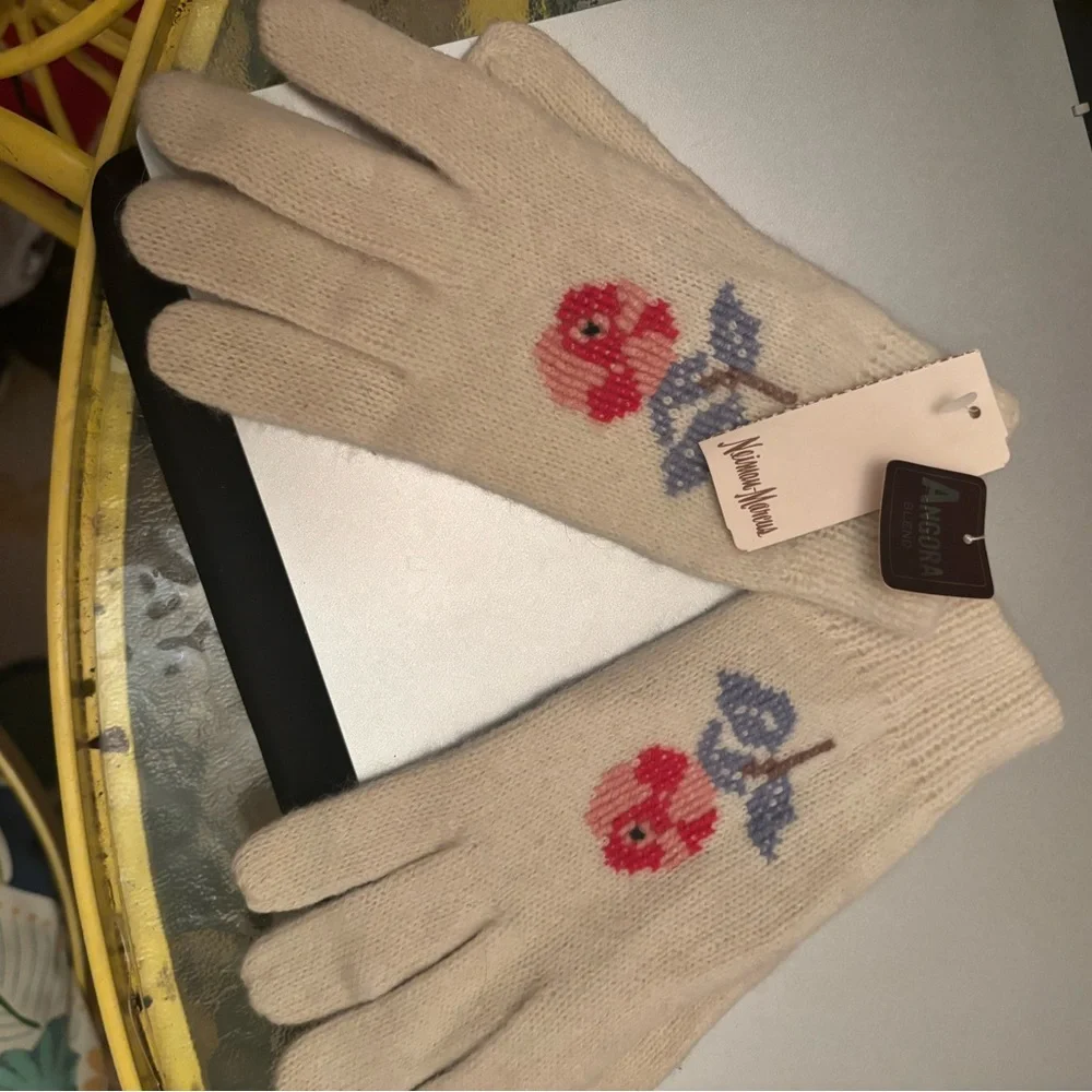 Vintage Angora Blend Flower Design Gloves Neiman  Marcus NWT  Sweet Gloves